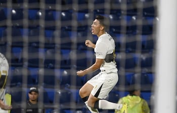 El nuevo futbolista de Olimpia, Rubén Darío Lezcano Portillo (22 años) festeja con todo el gol para la clasificación del Decano.