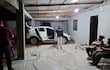 Agentes del Departamento de Investigaciones en la vivienda asaltada.
