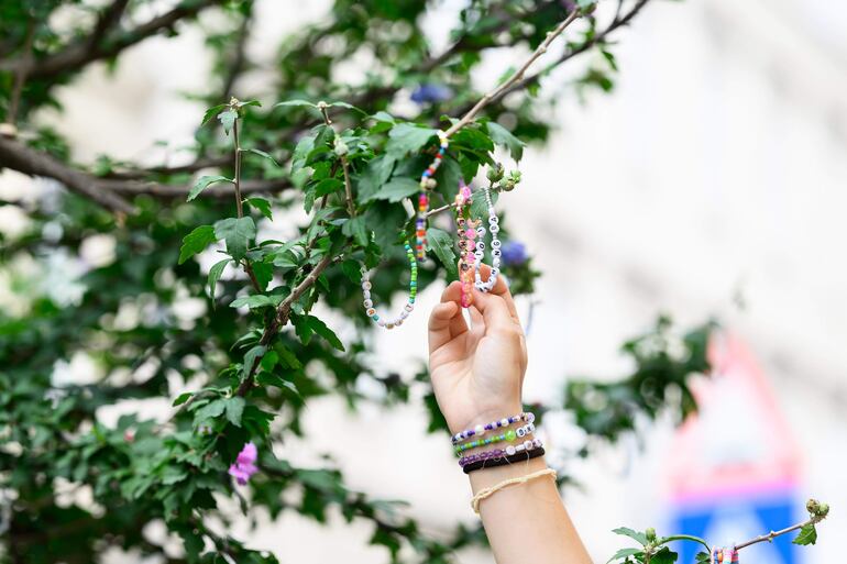 Fans decorando el "Swiftie tree".