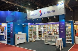 Stand de Paraguay decorado en azul y blanco, mostrando libros de literatura, ciencia y arte, sin personas presentes.