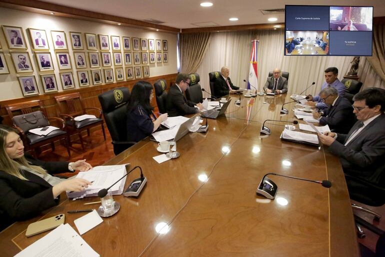 Los ministros Carolina Llanes, Alberto Martínez Simón, Luis Benítez Riera, César Diesel (presidente), Víctor Ríos, Manuel Ramírez Cándia, Gustavo Santander y César Garay Zuccolillo (por medios telemáticos), participaron de la sesión de este miércoles.