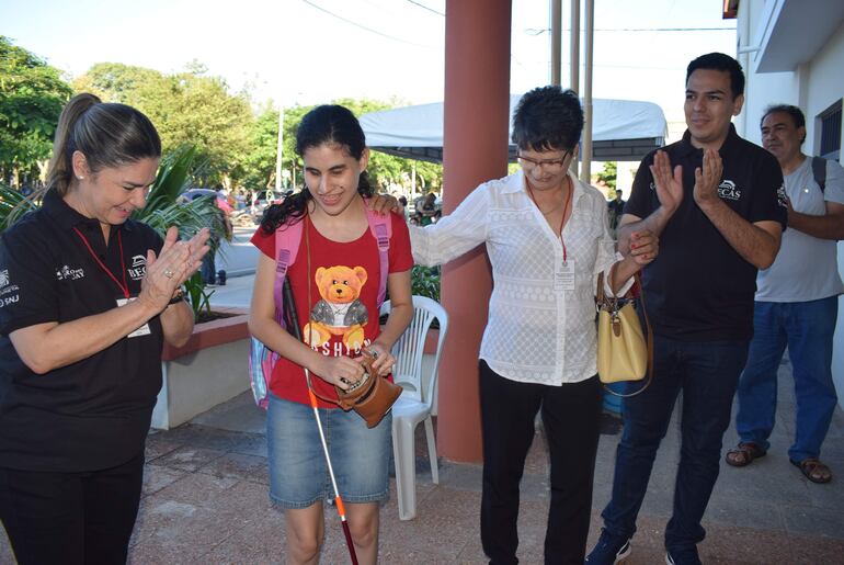 Con aplausos recibieron a la estudiante Elva María Huespe, quien llegó desde el distrito de Pirayú y fue la primera en ingresar para rendir.