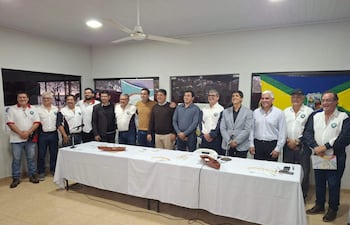 Integrantes del Club de Pesca Yacyretá con presencia de invitados realizaron el lanzamiento del primer concurso de pesca de confraternidad “Paz del Chaco”.