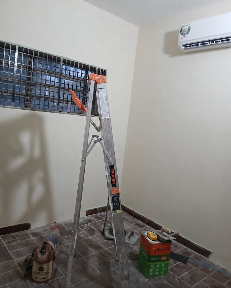 Entre las mejoras confirmadas a la celda de Dalia López se encuentran la remodelación completa del baño, la instalación de un acondicionador de aire, la compra de un sommier, una caminadora, un placard y otros electrodomésticos.