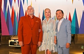 Christian Ceuppens, Verónica Chaves y Marcelo Toyotoshi posan frente a una de las obras expuestas.