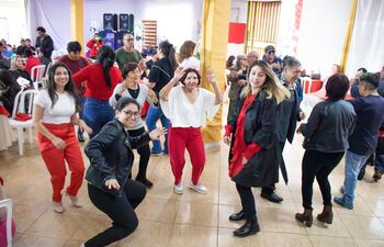 Más de 100 peruanos se reunieron en Ciudad del Este para celebrar sus raíces y tradiciones.