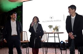Jorge Bogado, Michelle Annahas e Ignacio Canonico anunciaron los beneficios que trae la alianza entre ueno bank y Alemania Cell.