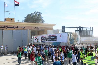 Un camión con ayuda humanitaria ingresa por el paso de Rafah, en la frontera de Egipto con Gaza.  (AFP)