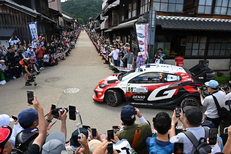Sami Pajari y Marko Salminen (Toyota GR Yaris Rally1) compartiendo con los aficionados nipones.