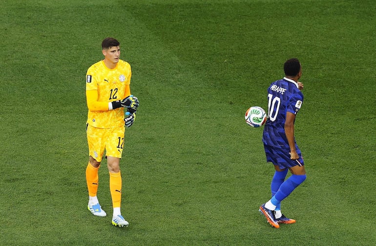 Orlando Gill de Paraguay le lanza el balón a Kylian Mbappé de Francia y le golpea en la espalda después de que Mbappé se negara a estrechar la mano de Gill tras la victoria de Francia por 1-0 durante el partido de octavos de final de la Copa Mundial de la FIFA 2026 entre Paraguay y Francia en el Philadelphia Stadium.