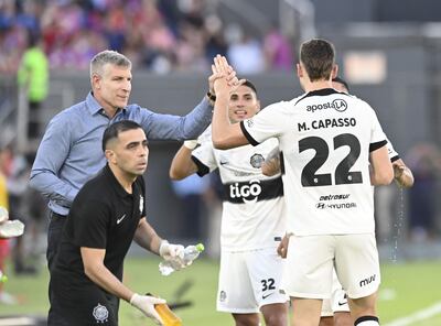 El argentino Martín Palermo (i), entrenador de Olimpia, saluda a Manuel Capasso en el partido frente a Cerro Porteño por el superclásico del fútbol paraguayo.