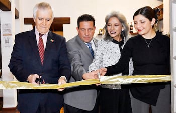 El corte de cinta estuvo a cargo del embajador de México, Juan Manuel Nungaray, junto con la familia Carrano Navarrete.