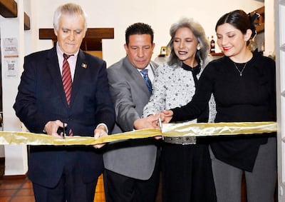 El corte de cinta estuvo a cargo del embajador de México, Juan Manuel Nungaray, junto con la familia Carrano Navarrete.