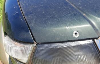 Una de las balas que impactó por la chapería de la camioneta.