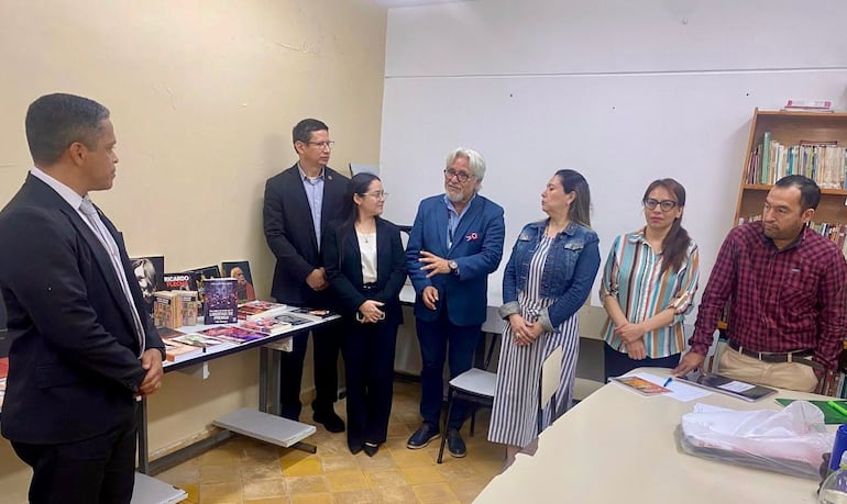 Acto de entrega de la donación de libros para la cárcel de Tacumbú.