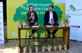 Ana Royg, gerente de Comunicación, Marketing y RS de Petrobras, y Osvaldo Turlan, de A Todo Pulmón, durante la renovación de alianza.