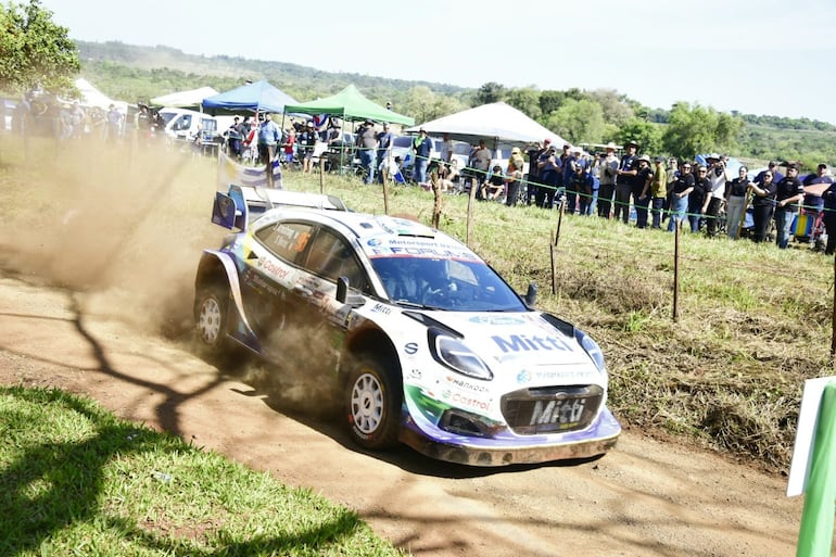 Los pilotos y equipos del Rally del Paraguay 2026 en las pruebas libes oficiales en un tramo de 5,6 kilómetros en la ciudad de Carmen del Paraná, Departamento de Itapúa, Paraguay.
