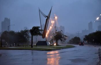 Imagen captada ayer, 25 de diciembre, de las copiosas lluvias registradas en la Costanera de Asunción, a orillas del río Paraguay. El cauce registró un importante incremento en un solo día.