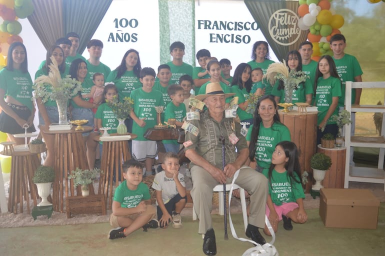 Rodeado de hijos y nietos, don Francisco celebró 100 años en San José de los Arroyos