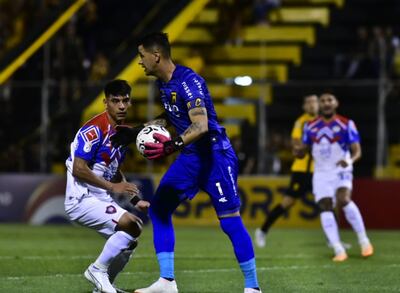 Santiago Arzamendia, de Cerro Porteño, y Rodrigo Muñoz, arquero de Guaraní.