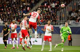 Benjamín Sesko anota con golpe de cabeza un gol para el Leipzig. El VAR lo anuló porque supuestamente un jugador alemán molestaba al arquero.