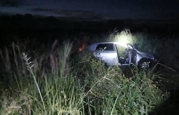 El auto siniestrado en que viajaba la familia.