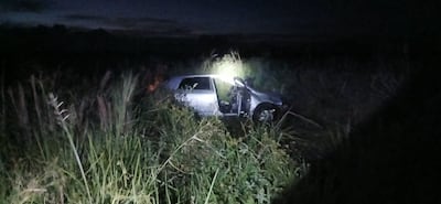 El auto siniestrado en que viajaba la familia.