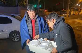 Amigos solidarios reparten comida y abrigo ante el frío