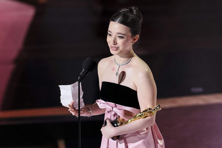 Mikey Madison recibe el Óscar a la mejor actriz por "Anora".