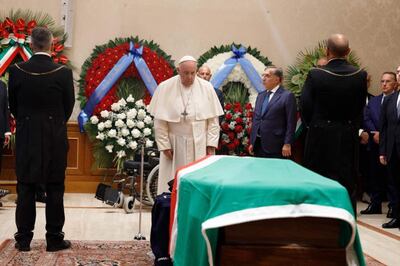 Papa Francisco rindió homenaje al ataúd del difunto Presidente Emérito de la República Giorgio Napolitano.
