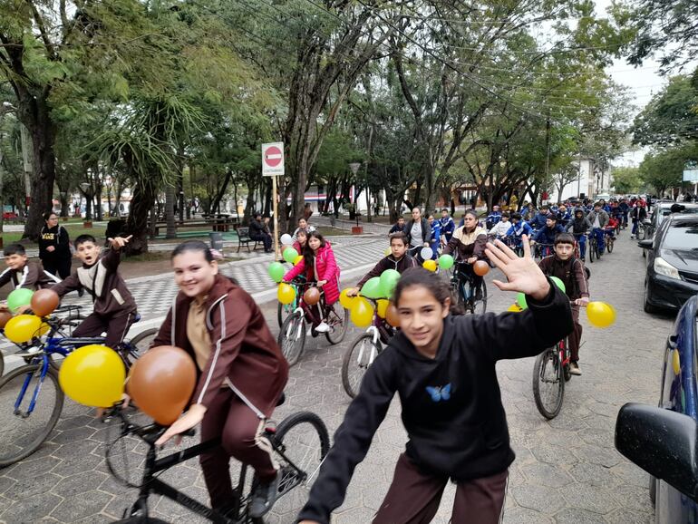 Alumnos de diferentes instituciones educativas participaron del paseo ciclístico en Pilar.