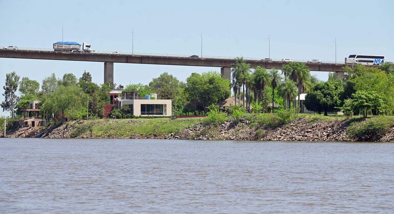Una casa tiene como imagen de fondo el puente Remanso en la zona conocida como Jardínes de Remansito.