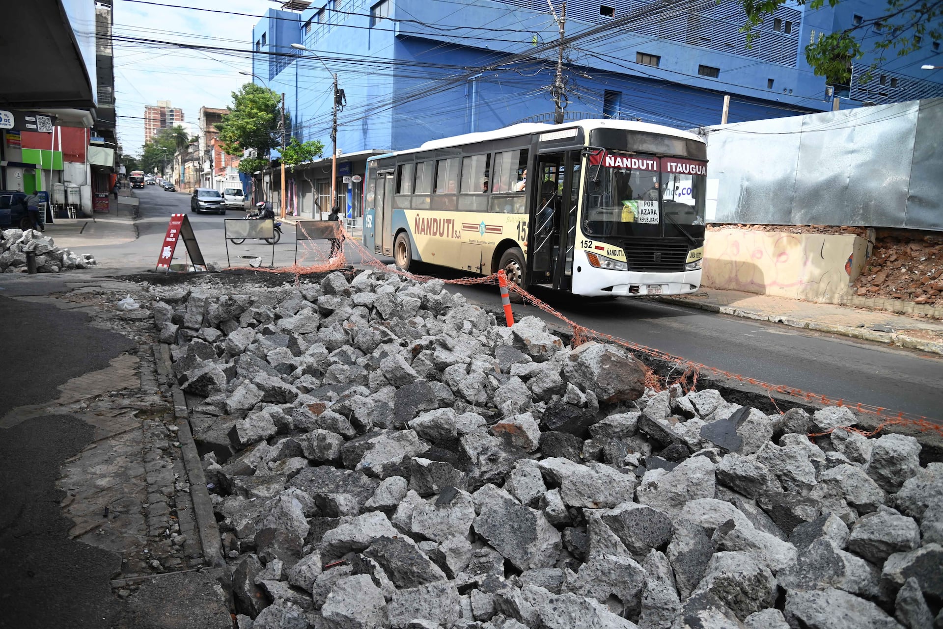 Caos en Asunción: Cierran Azara ante el abandono de la PMT - Nacionales - ABC Color