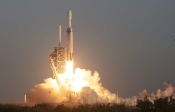 Centro Espacial Kennedy (Estados Unidos), 30/08/2026.- Una fotografía cedida por la Administración Nacional de Aeronáutica y el Espacio (NASA) muestra un cohete Falcon Heavy de SpaceX con el Telescopio Espacial Nancy Grace Roman (NGRST) de la NASA a bordo, durante su lanzamiento desde el Complejo de Lanzamiento 39A del Centro Espacial Kennedy (KSC), en Florida, Estados Unidos, el 30 de agosto de 2026.