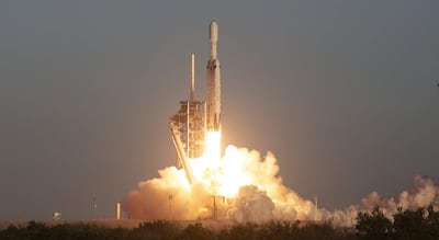 Centro Espacial Kennedy (Estados Unidos), 30/08/2026.- Una fotografía cedida por la Administración Nacional de Aeronáutica y el Espacio (NASA) muestra un cohete Falcon Heavy de SpaceX con el Telescopio Espacial Nancy Grace Roman (NGRST) de la NASA a bordo, durante su lanzamiento desde el Complejo de Lanzamiento 39A del Centro Espacial Kennedy (KSC), en Florida, Estados Unidos, el 30 de agosto de 2026.