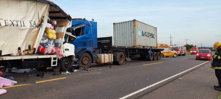 El camión blanco habría invadido el carril contrario, desconociéndose hasta el momento el motivo, atendiendo a que su conductor falleció en el lugar.
