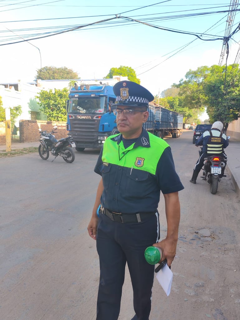 El jefe de Operaciones de la PMT, Daniel Cárdenas,estuvo presente cuando lograron detener un camión transganado que intentaba ingresar a Tablada
