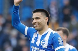Celebración del paraguayo, Diego Alexander Gómez Amarilla (22 años) en el triunfo de Brighton & Hove Albion frente al Nottingham Forest, en la Premier League.