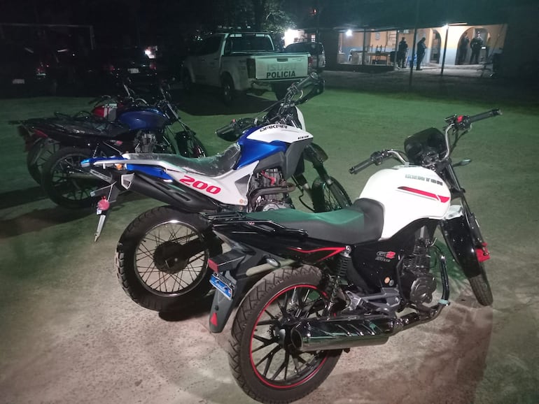 La moto robada (azul) fue recuperada por la Policía.