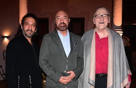 Nima Sarkechik; Pierre-Christian Soccoja, embajador de Francia, y Nicolás Latourrette Bo.