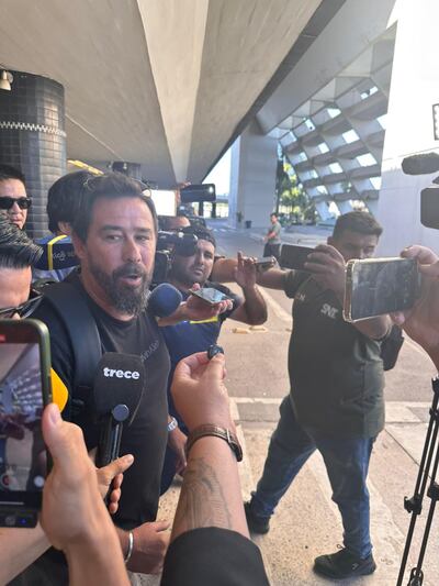 El entrenador argentino, Pablo "Vitamina" Sánchez (52 años), al momento de arribar al país para oficializar vínculo con Olimpia.