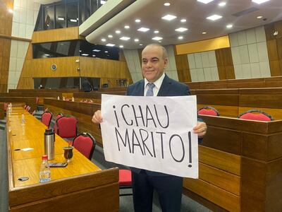 El senador cartista Basilio "Bachi" Núñez despliega un cartel con la leyenda "Chau Marito".