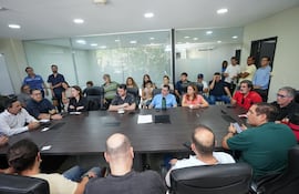 Tras una tensa reunión entre autoridades y empresarios del transporte, se logró levantar el paro de buses.