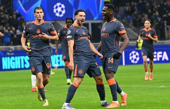 El defensa brasileño del Inter de Milán, Carlos Augusto, celebra con el delantero francés, Ange-Yoan Bonny, tras marcar el segundo gol de su equipo durante el partido de fútbol de la fase 4 de la UEFA Champions League entre el Inter de Milán y el Kairat Almaty en el estadio de San Siro en Milán.