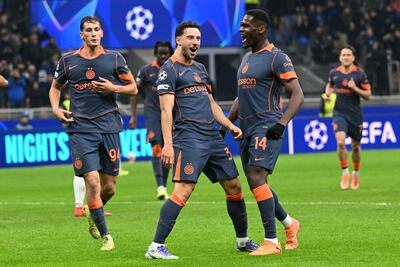 El defensa brasileño del Inter de Milán, Carlos Augusto, celebra con el delantero francés, Ange-Yoan Bonny, tras marcar el segundo gol de su equipo durante el partido de fútbol de la fase 4 de la UEFA Champions League entre el Inter de Milán y el Kairat Almaty en el estadio de San Siro en Milán.