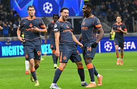 El defensa brasileño del Inter de Milán, Carlos Augusto, celebra con el delantero francés, Ange-Yoan Bonny, tras marcar el segundo gol de su equipo durante el partido de fútbol de la fase 4 de la UEFA Champions League entre el Inter de Milán y el Kairat Almaty en el estadio de San Siro en Milán.