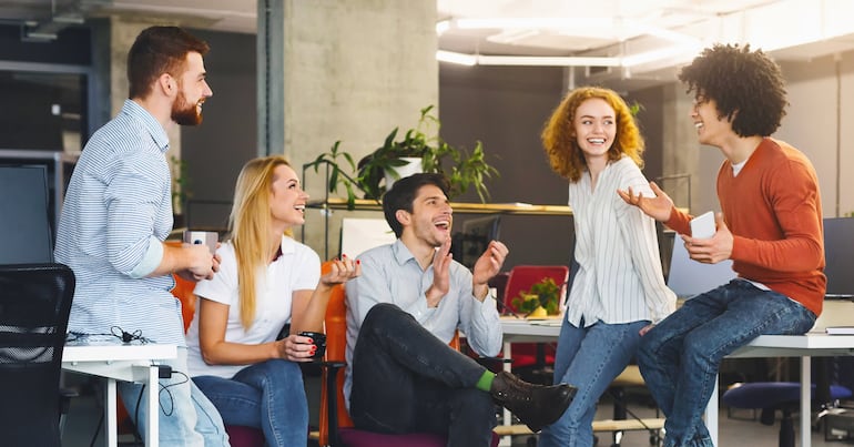 Concepto de amistad en la oficina.