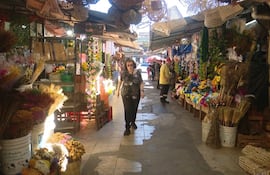 Movimiento comercial en el Mercado 4. Archivo.