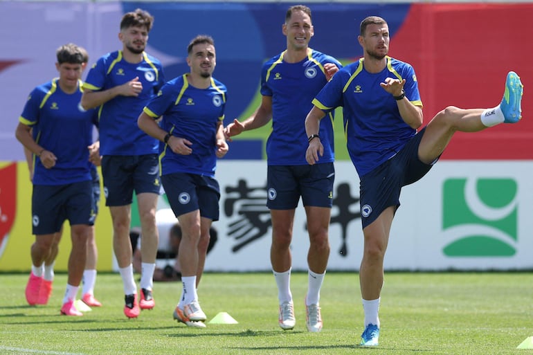 Edin Dzeko durante el entrenamiento y la rueda de prensa de Bosnia y Herzegovina un día antes del partido del Grupo B de la Copa Mundial de la FIFA 2026 entre Canadá y Bosnia y Herzegovina en el Toronto Stadium.