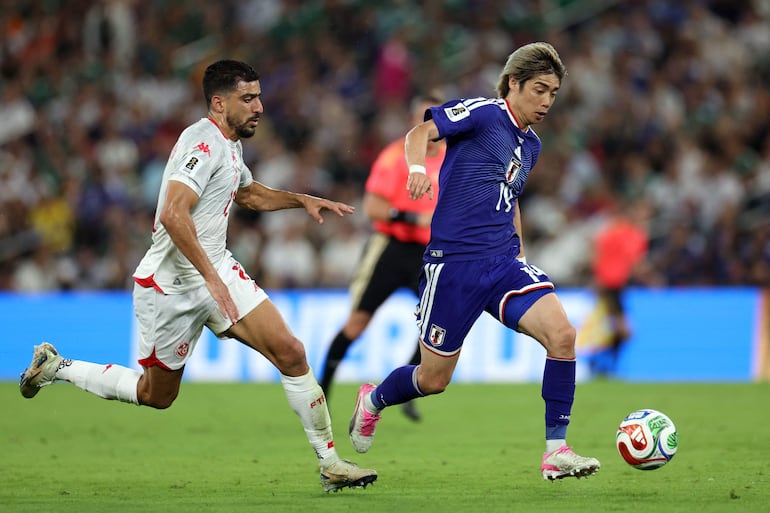 Junya Ito controla el balón antes de anotar el tercer gol.